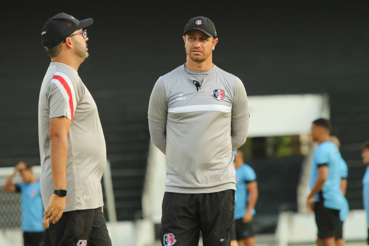 Santa Cruz define posies carentes e planeja mais quatro reforos para qualificar o elenco