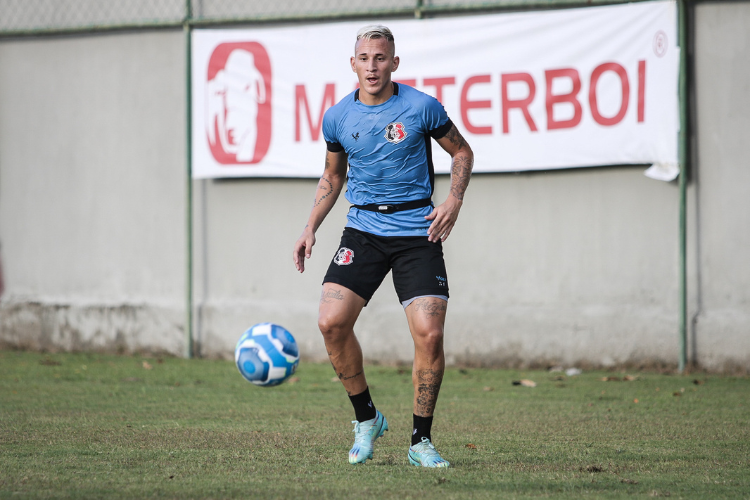 Apresentado, Emerson Galego exalta torcida e revela felicidade em jogar no Santa Cruz