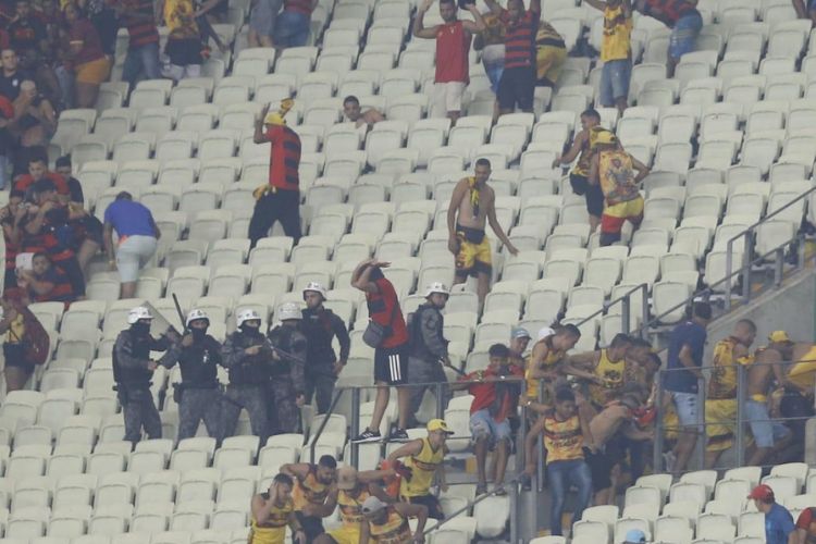 Futebol Alternativo TV on X: Torcida do Taubaté comemorou a vitória no  Canindé praticando parkour  / X