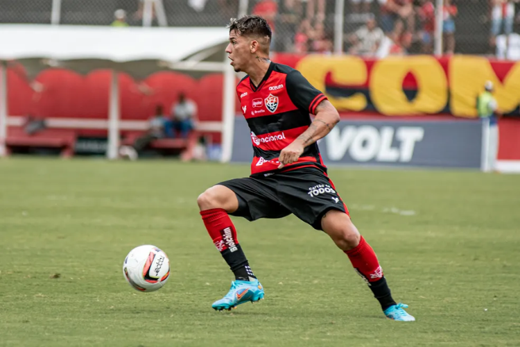 Nutico confirma a contratao do meia Eduardo