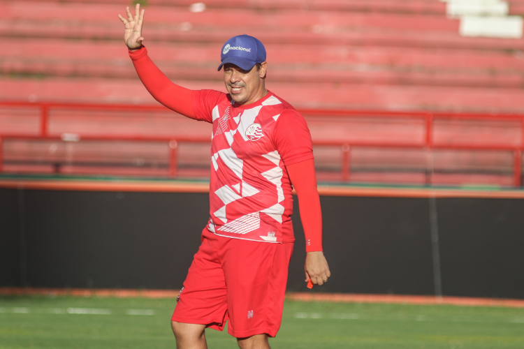 J em Belo Horizonte, Nutico deve atuar com mais um volante no duelo contra o Cruzeiro