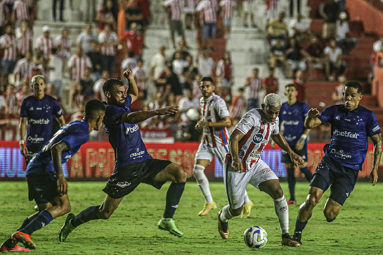 Histórico de duelo contra o Cruzeiro coloca Corinthians com um pé