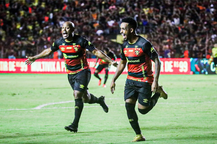 Com a fora da torcida, Sport vence Coritiba e garante vaga nas oitavas da Copa do Brasil
