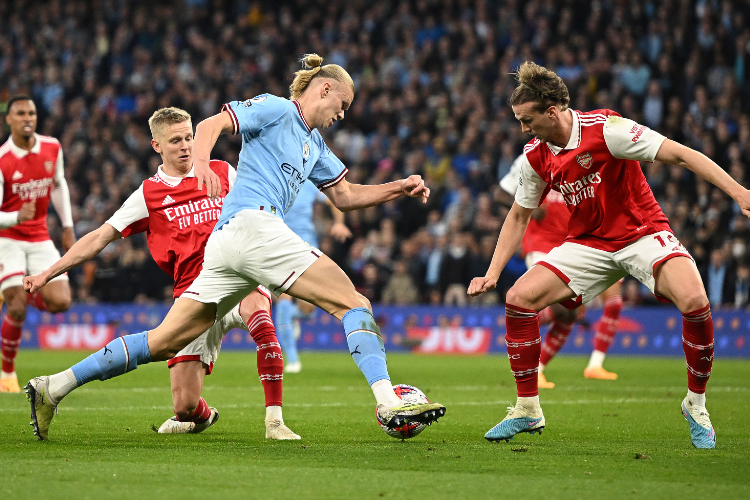 Premier League: Manchester City ameaa liderana de um Arsenal abalado