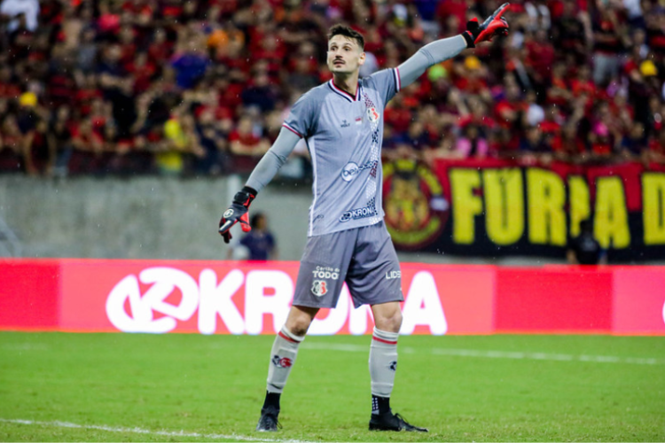 Goleiro Michael v Santa Cruz conseguindo implementar padro de jogo de Felipe Conceio