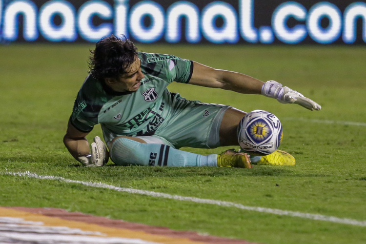 'Eu sei como voc bate', disse goleiro do Cear antes de defender pnalti de Gabriel Santos, do Sport