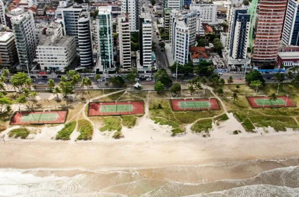 Atleta masculino sério na quadra de tênis para uma competição com