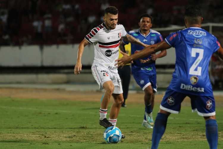 Treinador elogia estreantes na vitria do Santa Cruz, mas segue no mercado atrs de zagueiro 