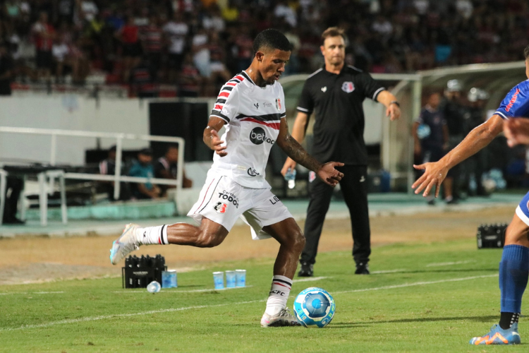 Lo Fernandes se adapta rapidamente, vira titular do Santa Cruz e projeta briga por acesso