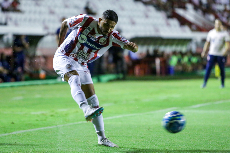 Lateral de origem, Diego Ferreira se mostra adaptado em atuar mais avanado no Nutico