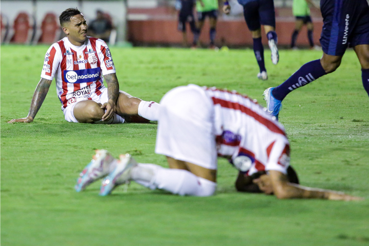 Com desfalques da defesa, Nutico sofreu oito gols nos ltimos quatro jogos da temporada