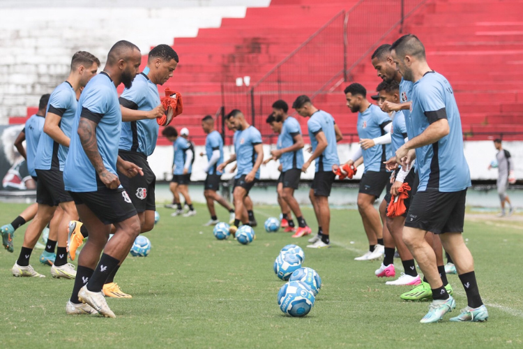 Com elenco em aberto, Santa Cruz prioriza a busca por zagueiro e meia no mercado