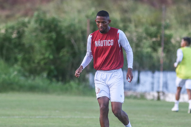 Zagueiros Wesley Junio e Danilo Cardoso so regularizados e podem estrear pelo Nutico