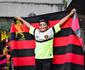 Criana que venceu cncer ocular realiza sonho de puxar o 'Caz, Caz' em jogo do Sport