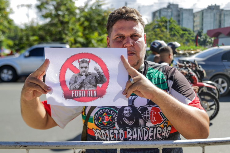 Em meio  crise nos bastidores e protestos, Felipe Conceio prega unio no Santa Cruz