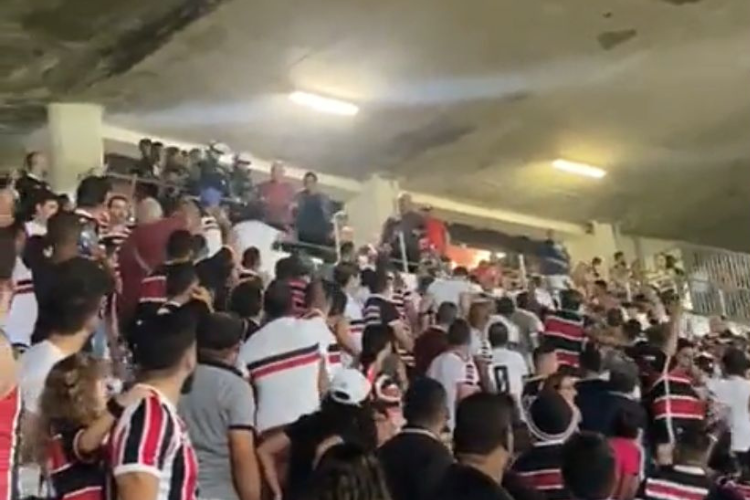Torcedores do Santa Cruz atiram copos de cervejas em direo  tribuna presidencial 