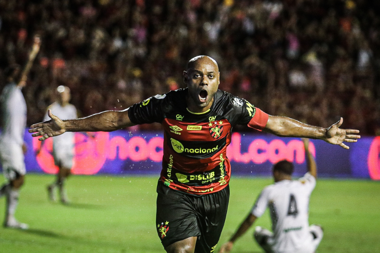 Love se isola na artilharia da Srie B, completa 50 jogos pelo Sport, e se aproxima dos 400 gols na carreira