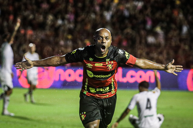 Melhor jogador do Náutico na Série B, meia Jean Carlos tem contrato  renovado - Esportes DP