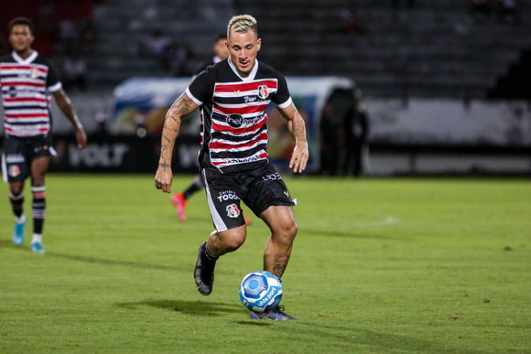 De desacreditado a 'Diabo loiro': Emerson Galego cai nas graas da torcida do Santa Cruz