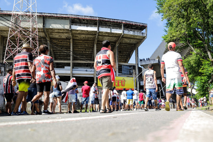 Santa Cruz e vtima do verses diferentes para episdio de pedrada em torcedora no Arruda