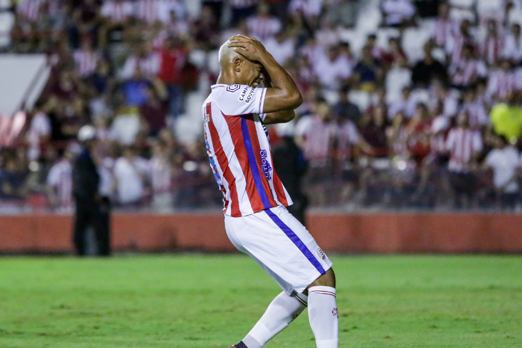 Por atraso no embarque para Aracaju, Jlio ser desfalque do Nutico contra o Confiana