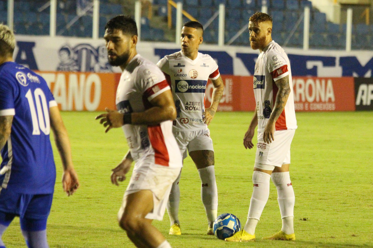 Nutico sofre gol no fim e empata com o Confiana aps abrir dois de vantagem 