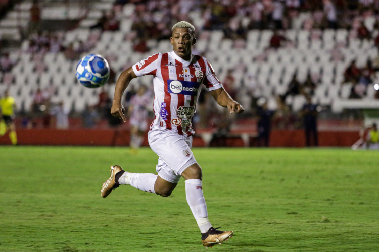 Tcnico do Nutico elogia atuao de Thiaguinho e vai conversar com Jlio no retorno ao Recife