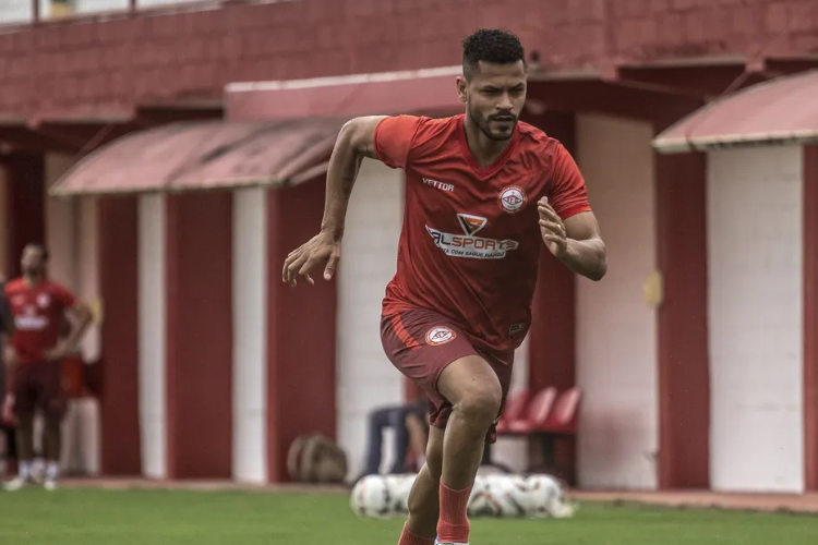 Anunciados oficialmente, Elton e Berguinho esto regularizados e podem estrear pelo Nutico