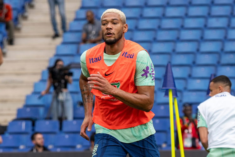 Com uniforme preto em combate ao racismo e Joelinton estreando, Brasil encara Guin em Barcelona 