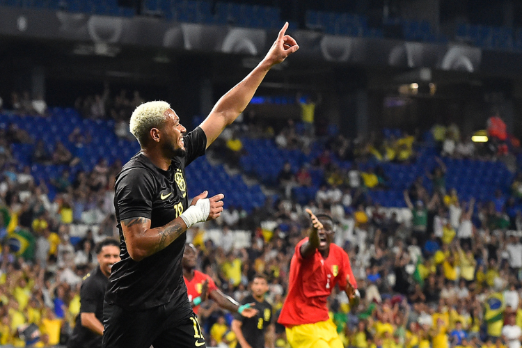 Com gol de Joelinton, Brasil bate Guin com goleada em amistoso antirracista em Barcelona