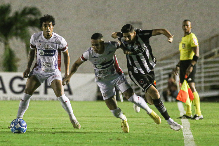 Nutico sai na frente, mas fica apenas no empate contra o Botafogo-PB em Joo Pessoa
