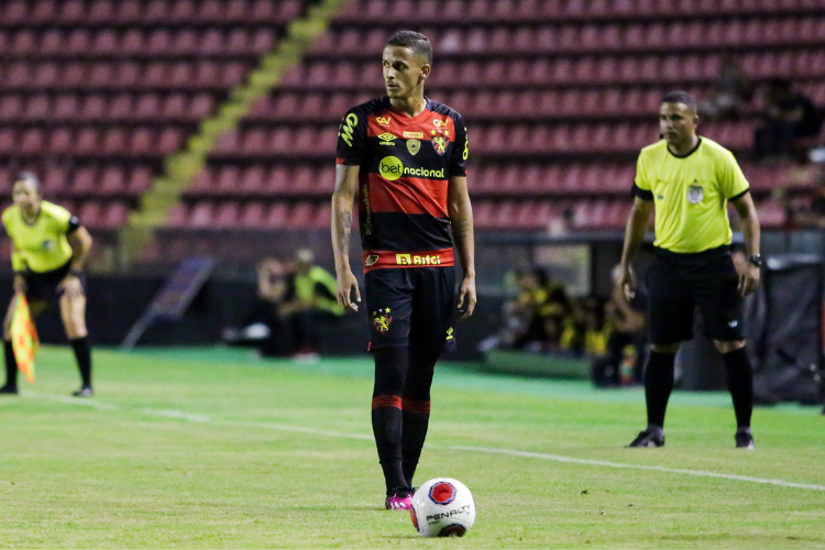 Luciano Juba usa msica que fala de despedida em postagem e torcida do Sport reage
