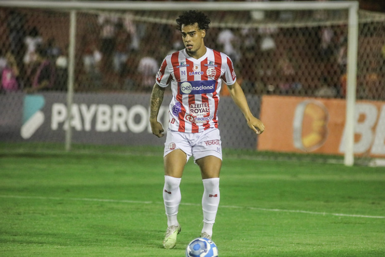 Lateral Rennan Siqueira se firma como zagueiro aps chegada de Marchiori no Nutico
