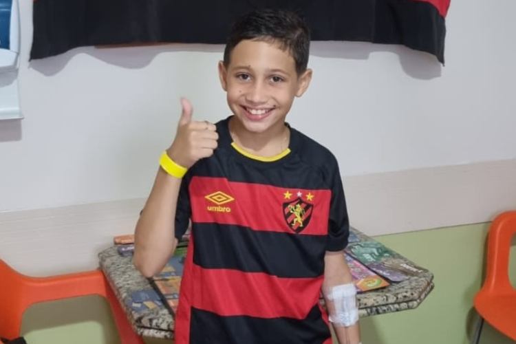 Torcedor canta msicas do Sport em recuperao da retirada de um tumor craniano