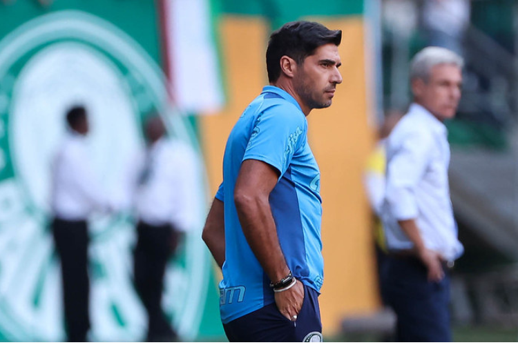 STJD suspende Abel Ferreira por tomar celular de jornalista