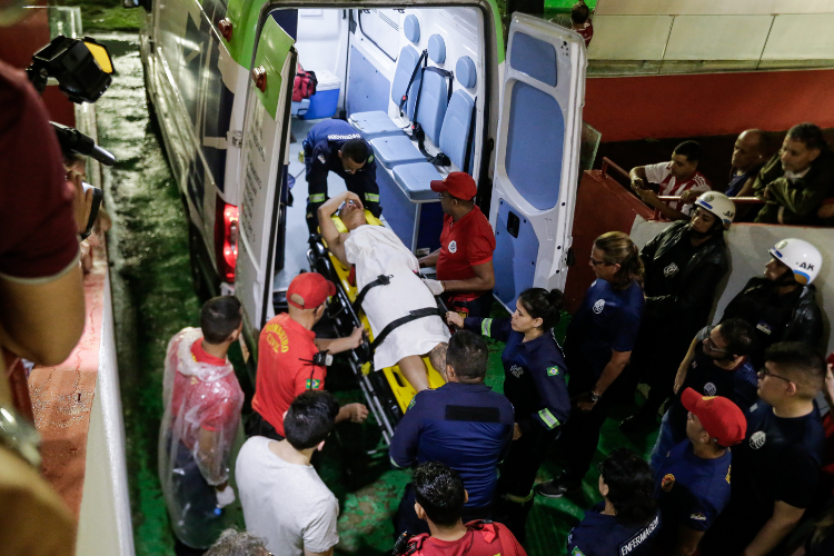Diego Matos, lateral-esquerdo do Nutico, sofre dura falta e deixa os Aflitos de ambulncia 