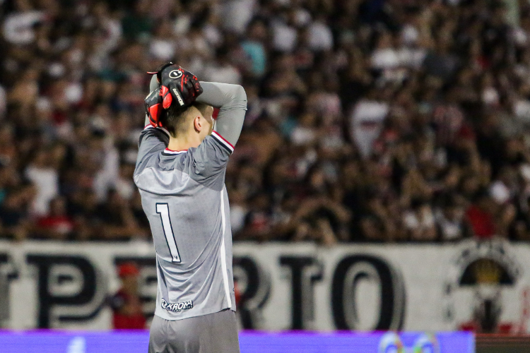 Michael pede desculpas  torcida do Santa Cruz por falhas: 'A responsabilidade  toda minha'