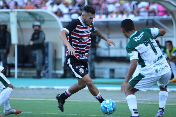 Nadson discute com torcedor do Santa Cruz em rede social: 'Eu sou o que mais corre no time' 