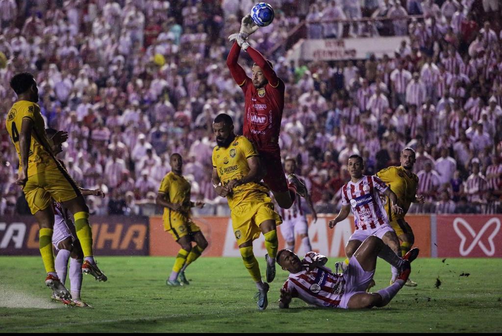 Jogador De Futebol Ou Futebol Em Ação No Estádio Com Lanternas