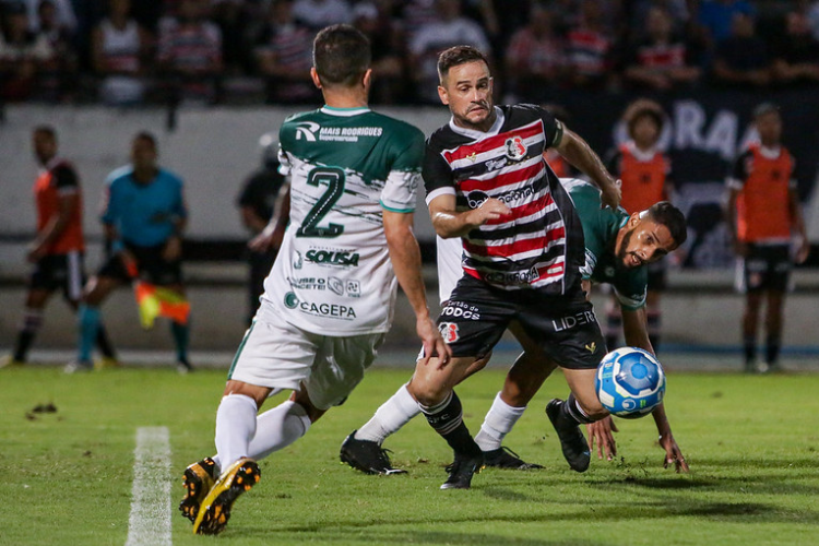 Artilheiro da temporada, Pipico desfalca o Santa Cruz por suspenso contra Campinense