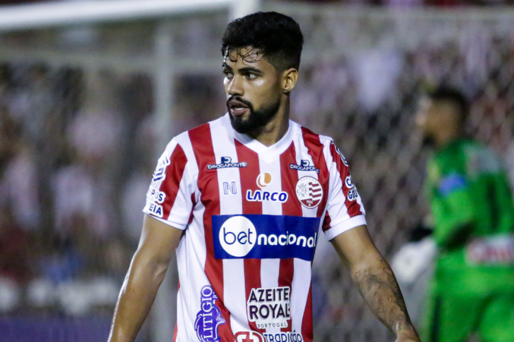 Bryan atua em todo segundo tempo e  elogiado por treinador do Nutico: 'Alegria gigantesca'
