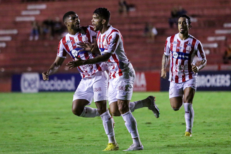 Aps marcar primeiro gol pelo Nutico, Berguinho revela motivo de substituio no intervalo