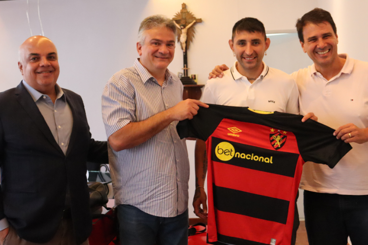 Sport anuncia el fichaje del centrocampista argentino Alan Ruiz, ex de Grimmio y Sporting.