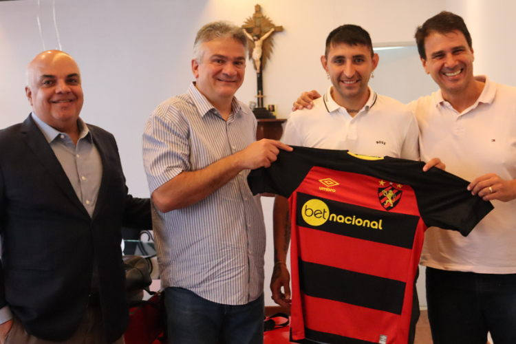Sport anuncia contratao do meia argentino Alan Ruiz, ex-Grmio e Sporting 