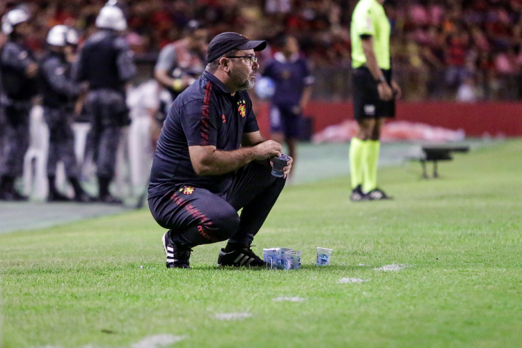Tcnico do Sport revela ida ao mercado em busca de contrataes: 'Do meio para frente'