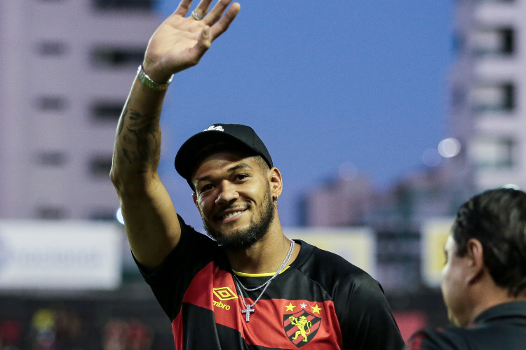 Revelado pelo Sport, Joelinton acompanha jogo contra o Mirassol na Ilha do Retiro