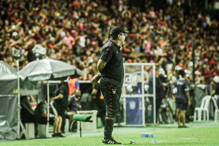 Enderson Moreira comenta sobre vaias da torcida do Sport: 'Refm do prprio sucesso'