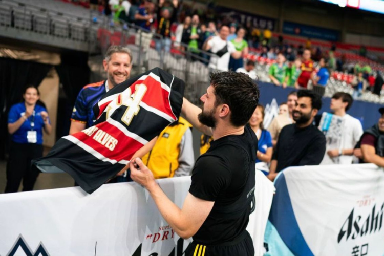 Torcedor do Santa Cruz ganha camisa de dolo Joo Paulo e se emociona em jogo no Canad