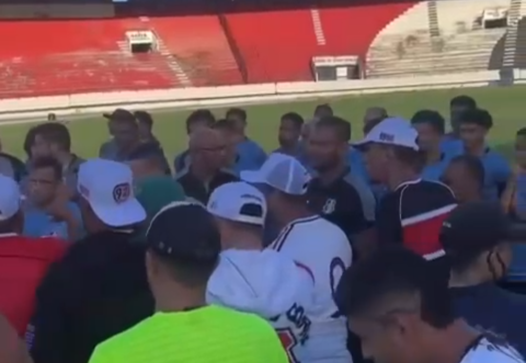 Integrantes de organizada do Santa Cruz invadem gramado do Arruda e paralisam treino