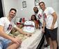 Jogadores do Santa Cruz visitam sobrevivente de desabamento de prdio no Janga, em Paulista; veja vdeo